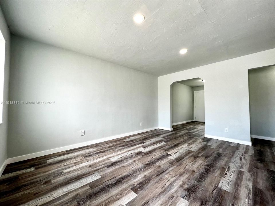 Active With Contract: $1,750 (2 beds, 1 baths, 0 Square Feet)