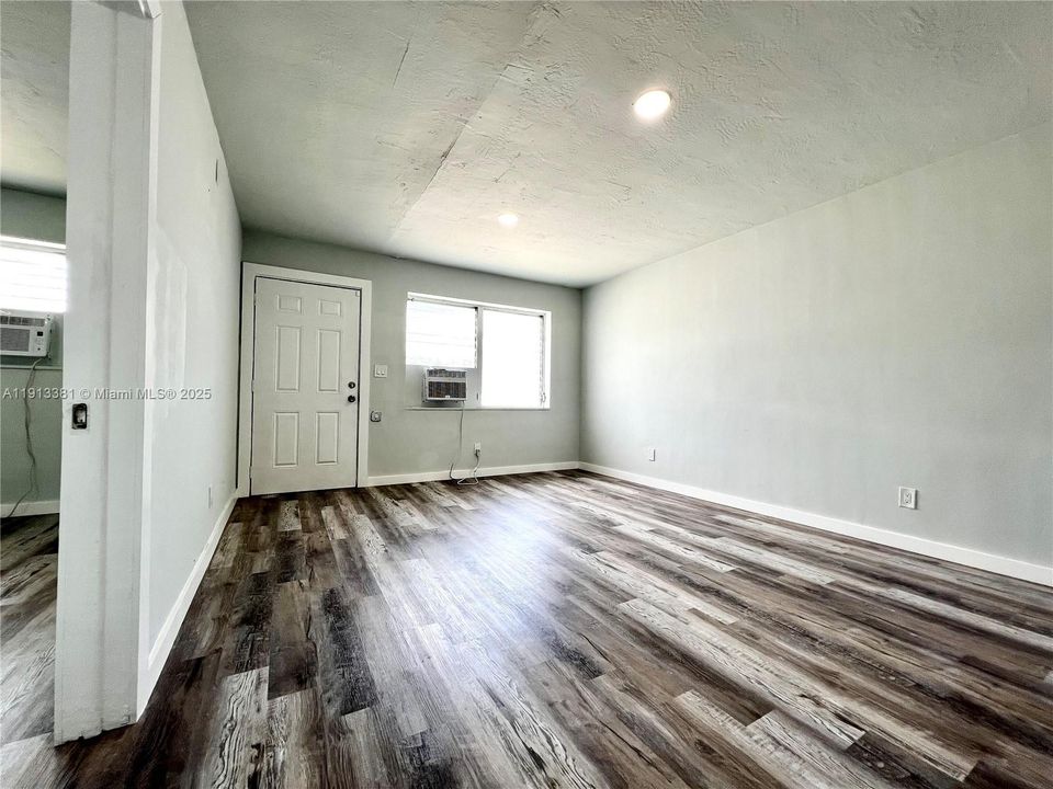 Active With Contract: $1,750 (2 beds, 1 baths, 0 Square Feet)