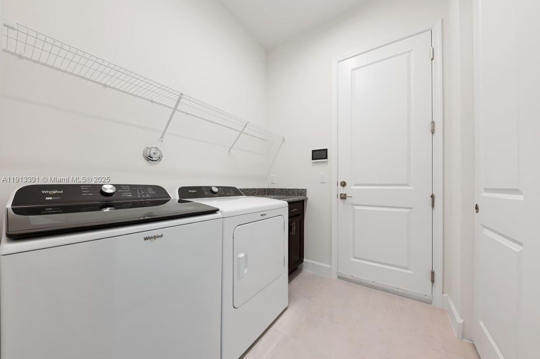 合同活跃: $3,600 (4 贝兹, 2 浴室, 2324 平方英尺)