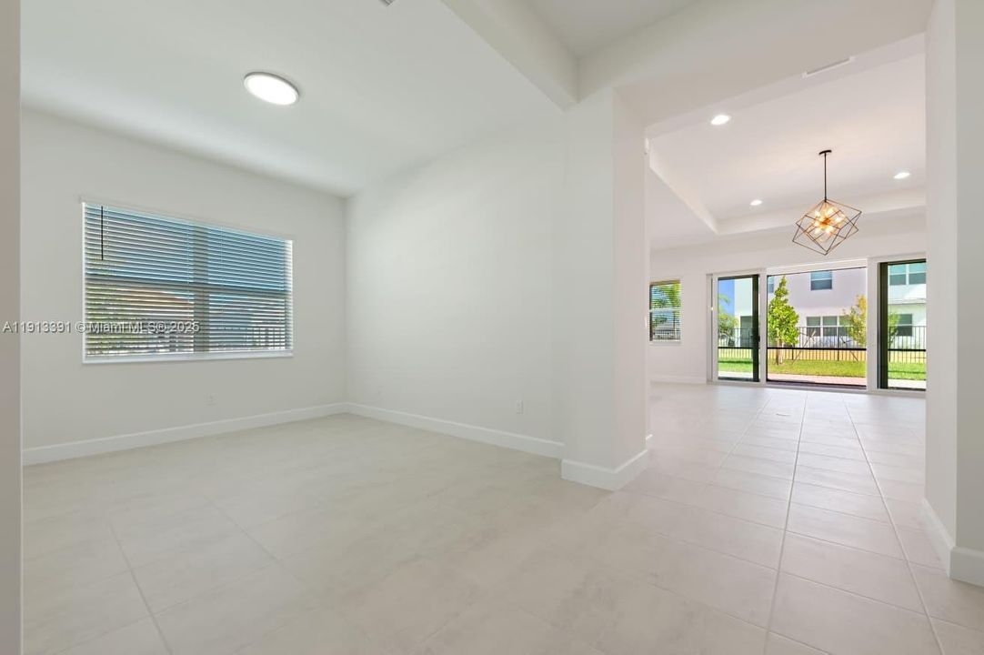 合同活跃: $3,600 (4 贝兹, 2 浴室, 2324 平方英尺)