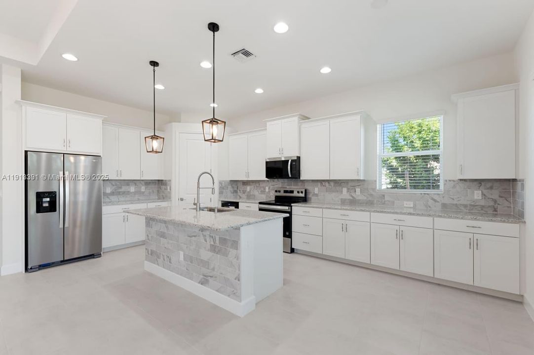 合同活跃: $3,600 (4 贝兹, 2 浴室, 2324 平方英尺)