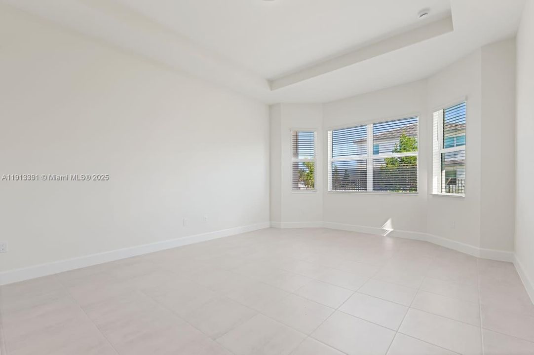 合同活跃: $3,600 (4 贝兹, 2 浴室, 2324 平方英尺)