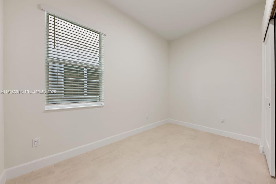 合同活跃: $3,600 (4 贝兹, 2 浴室, 2324 平方英尺)