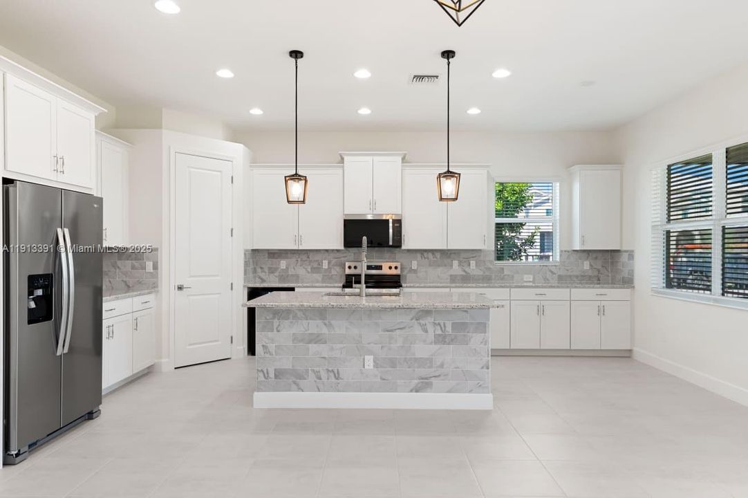 合同活跃: $3,600 (4 贝兹, 2 浴室, 2324 平方英尺)