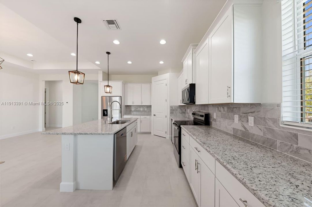 合同活跃: $3,600 (4 贝兹, 2 浴室, 2324 平方英尺)