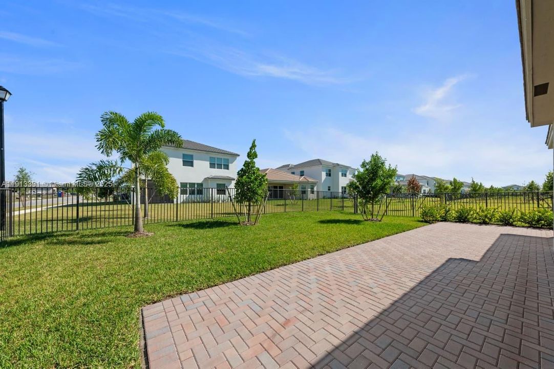 合同活跃: $3,600 (4 贝兹, 2 浴室, 2324 平方英尺)