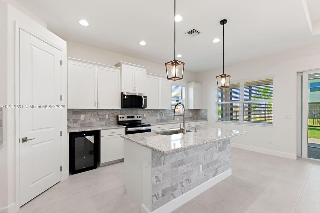 合同活跃: $3,600 (4 贝兹, 2 浴室, 2324 平方英尺)