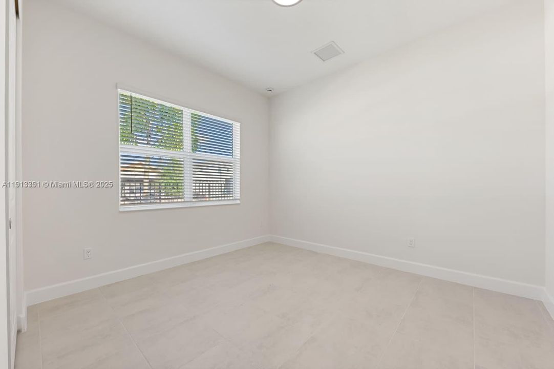 合同活跃: $3,600 (4 贝兹, 2 浴室, 2324 平方英尺)