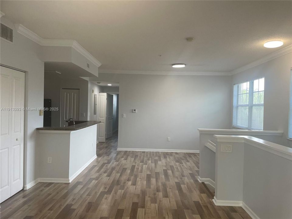 合同活跃: $1,800 (1 贝兹, 1 浴室, 885 平方英尺)