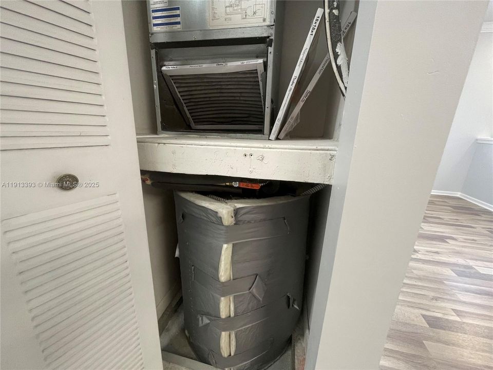 合同活跃: $1,800 (1 贝兹, 1 浴室, 885 平方英尺)