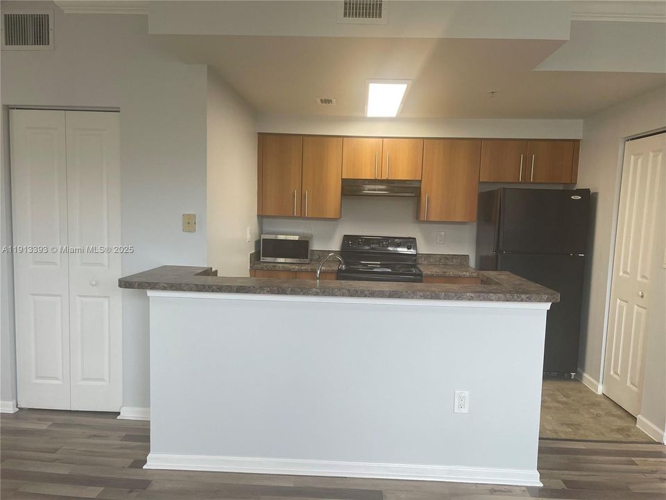 合同活跃: $1,800 (1 贝兹, 1 浴室, 885 平方英尺)