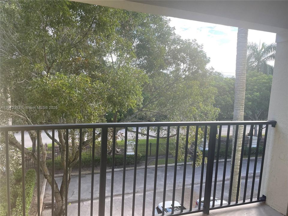 合同活跃: $1,800 (1 贝兹, 1 浴室, 885 平方英尺)