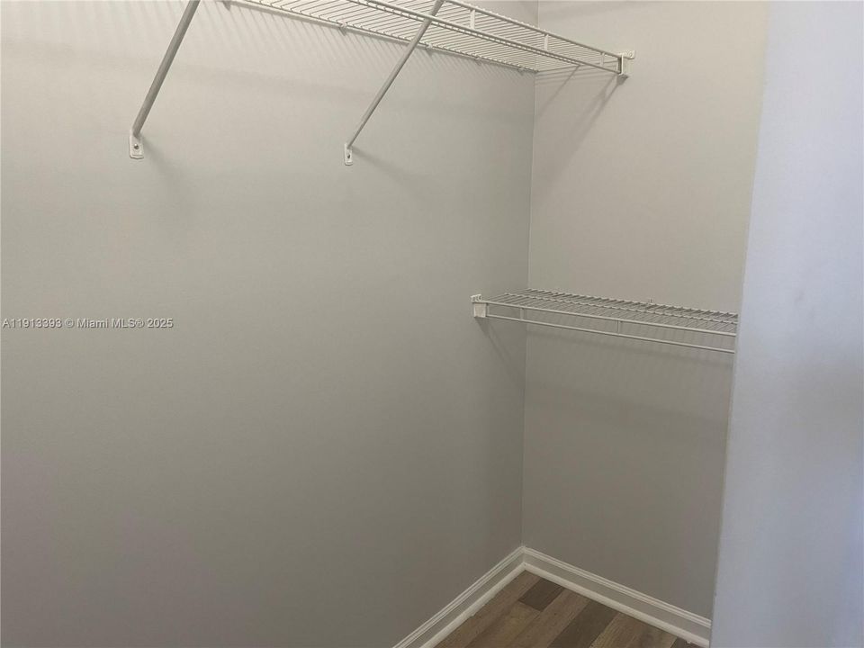 合同活跃: $1,800 (1 贝兹, 1 浴室, 885 平方英尺)