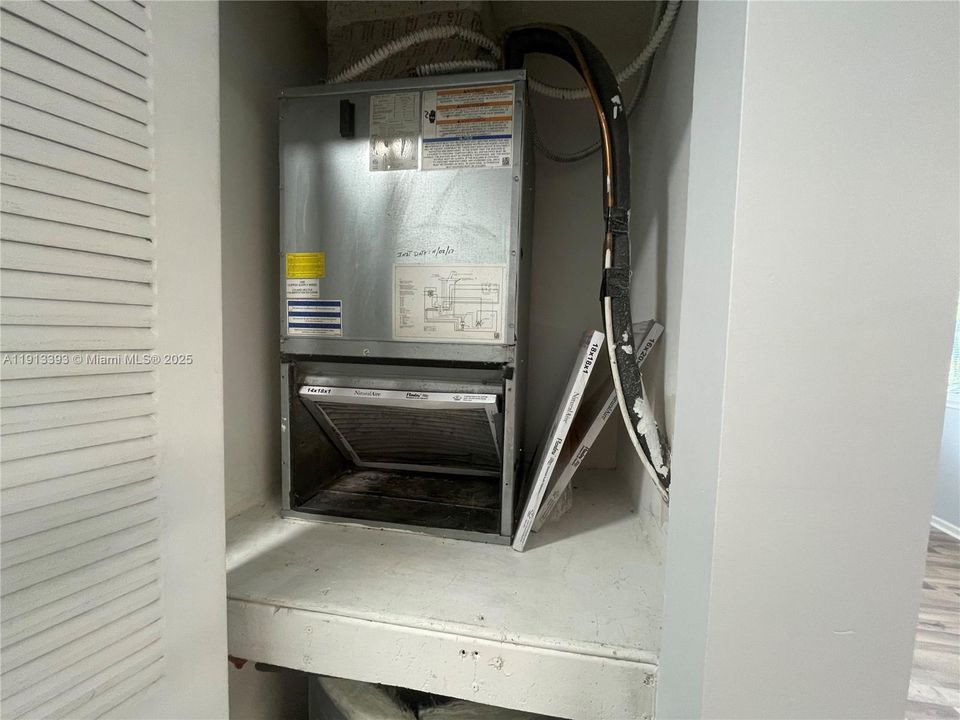 合同活跃: $1,800 (1 贝兹, 1 浴室, 885 平方英尺)