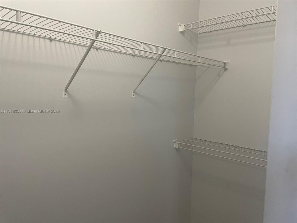 合同活跃: $1,800 (1 贝兹, 1 浴室, 885 平方英尺)