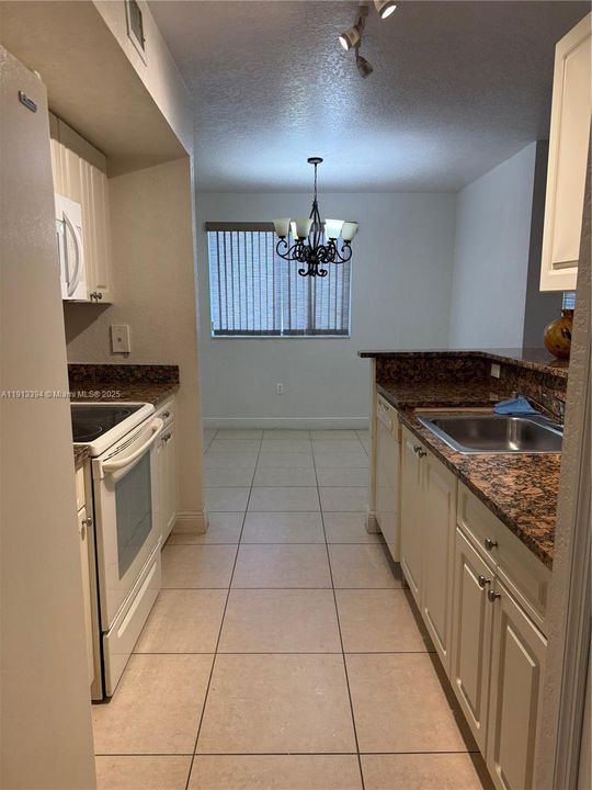 Active With Contract: $2,300 (2 beds, 2 baths, 1061 Square Feet)