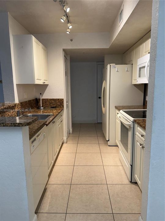 Active With Contract: $2,300 (2 beds, 2 baths, 1061 Square Feet)