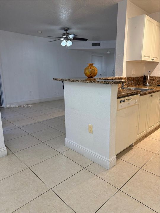 Active With Contract: $2,300 (2 beds, 2 baths, 1061 Square Feet)