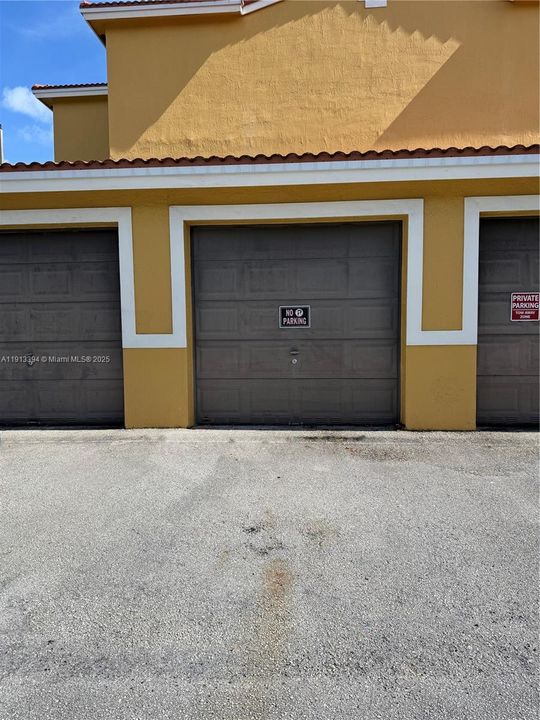 Active With Contract: $2,300 (2 beds, 2 baths, 1061 Square Feet)