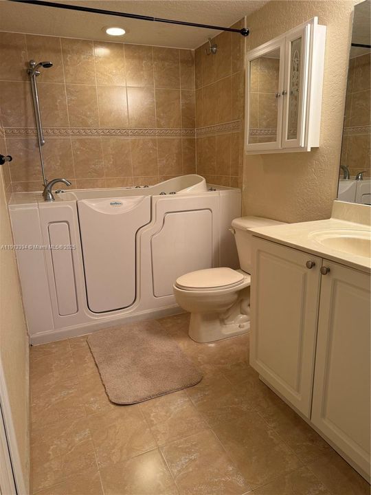 Active With Contract: $2,300 (2 beds, 2 baths, 1061 Square Feet)