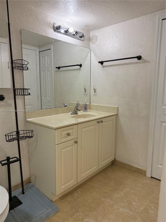 Active With Contract: $2,300 (2 beds, 2 baths, 1061 Square Feet)