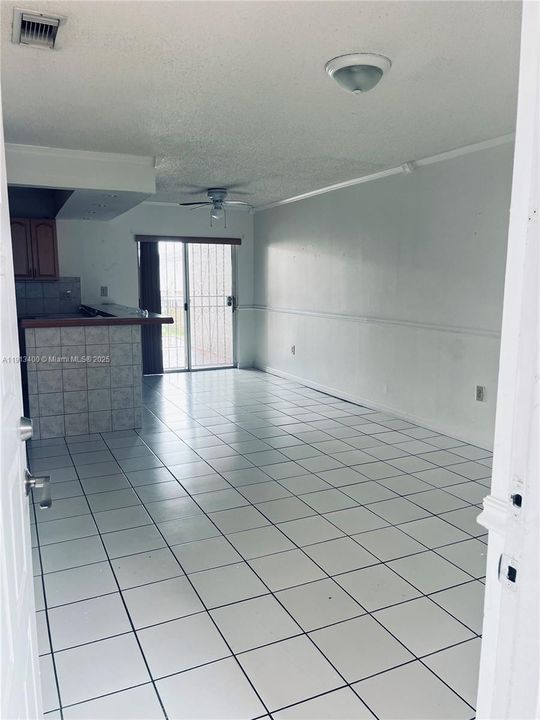 В аренду: $2,350 (3 спален, 2 ванн, 1069 Квадратных фут)