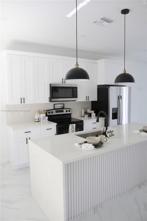 For Sale: $305,000 (3 beds, 3 baths, 1060 Square Feet)