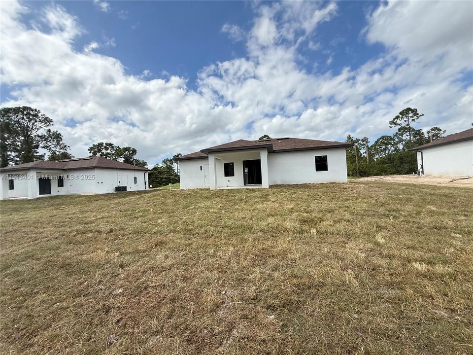 For Sale: $305,000 (3 beds, 3 baths, 1060 Square Feet)