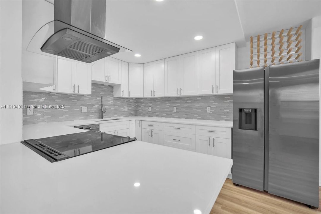 For Sale: $285,900 (2 beds, 2 baths, 896 Square Feet)