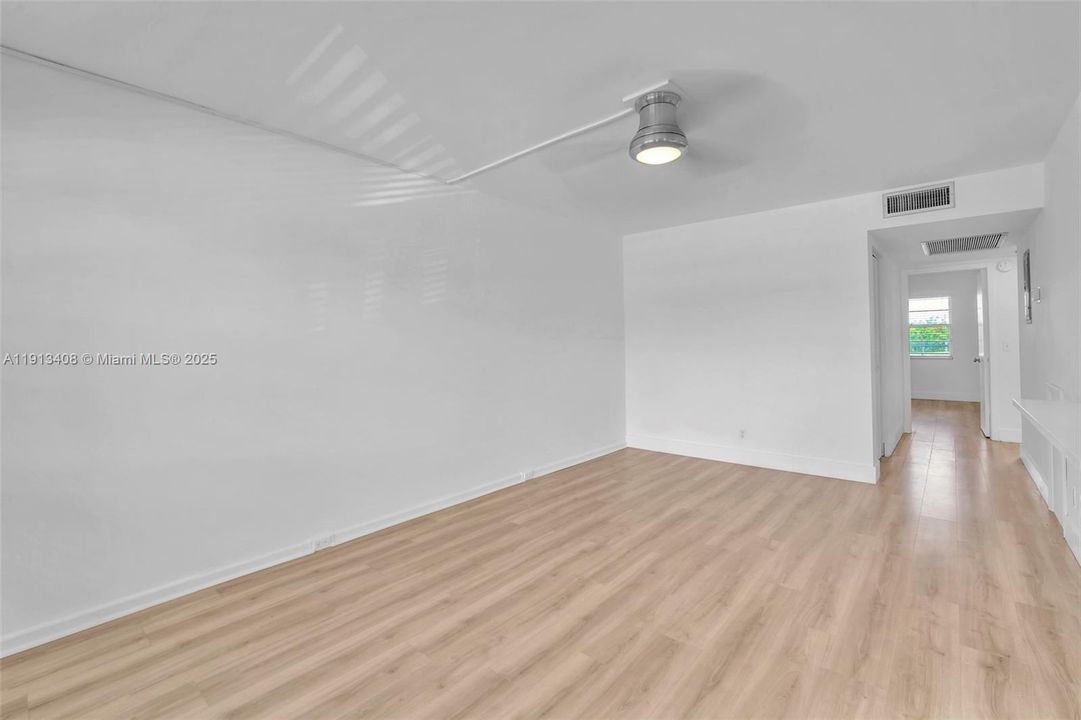 For Sale: $285,900 (2 beds, 2 baths, 896 Square Feet)