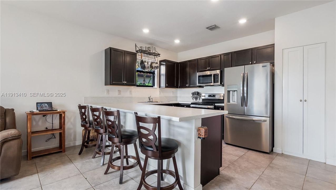 На продажу: $600,000 (4 спален, 3 ванн, 2045 Квадратных фут)