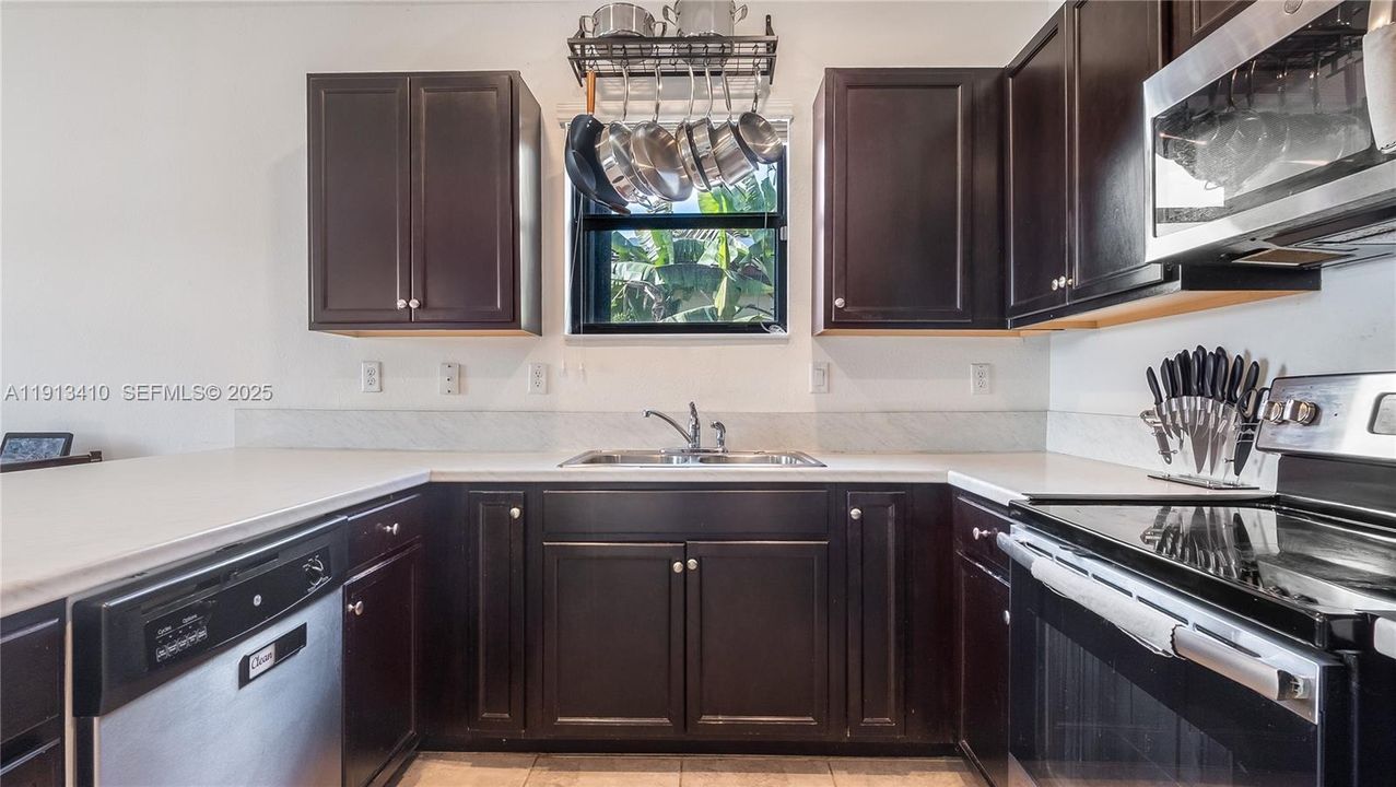 На продажу: $600,000 (4 спален, 3 ванн, 2045 Квадратных фут)