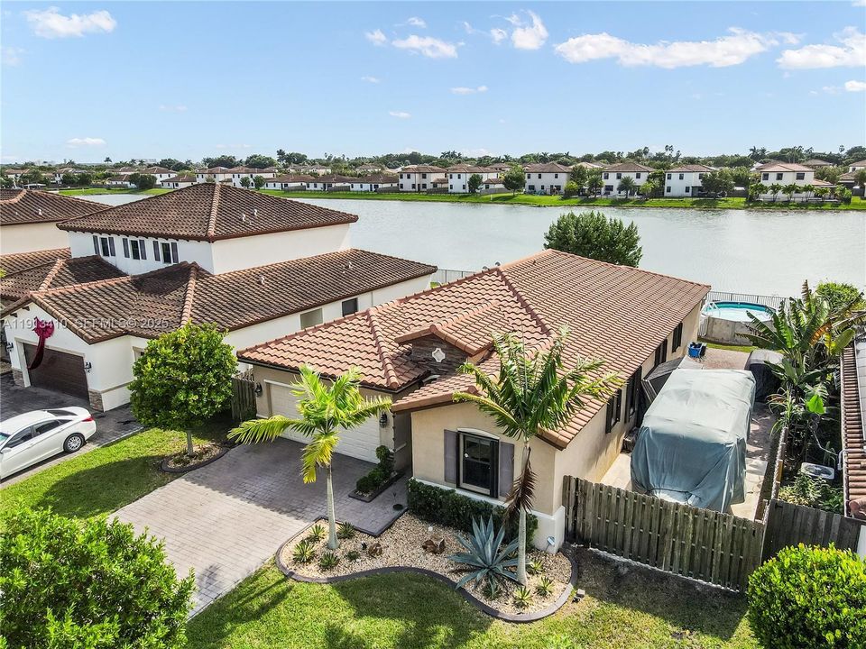 На продажу: $600,000 (4 спален, 3 ванн, 2045 Квадратных фут)