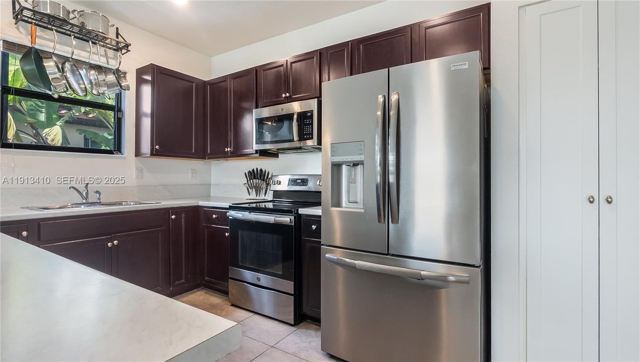 На продажу: $600,000 (4 спален, 3 ванн, 2045 Квадратных фут)