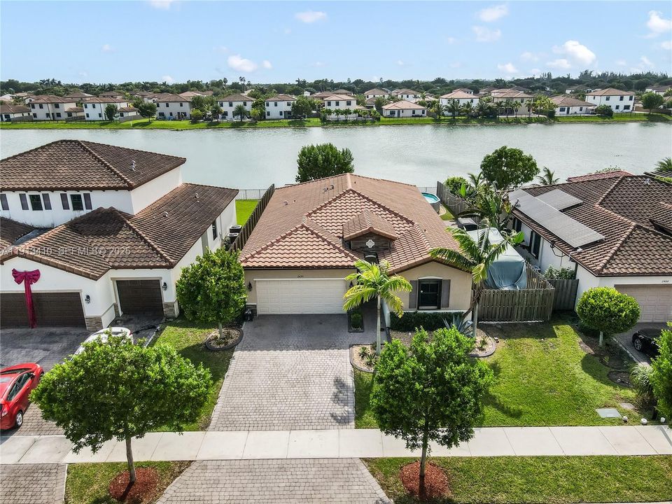 На продажу: $600,000 (4 спален, 3 ванн, 2045 Квадратных фут)