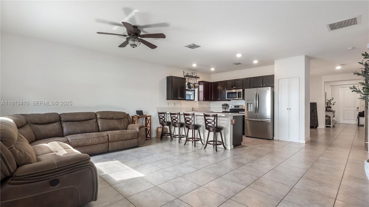 На продажу: $600,000 (4 спален, 3 ванн, 2045 Квадратных фут)