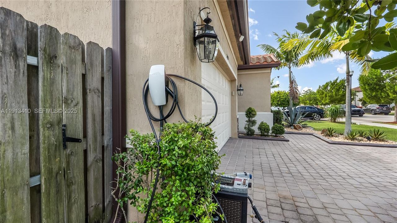 На продажу: $600,000 (4 спален, 3 ванн, 2045 Квадратных фут)