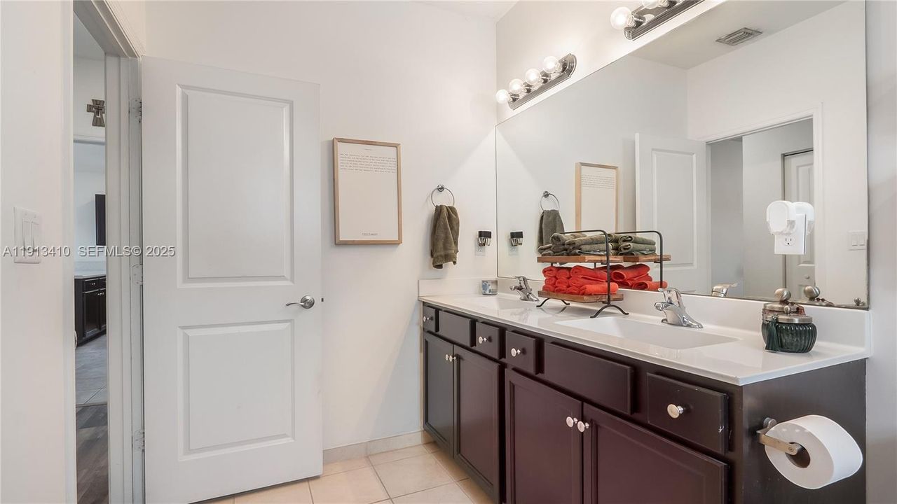 На продажу: $600,000 (4 спален, 3 ванн, 2045 Квадратных фут)