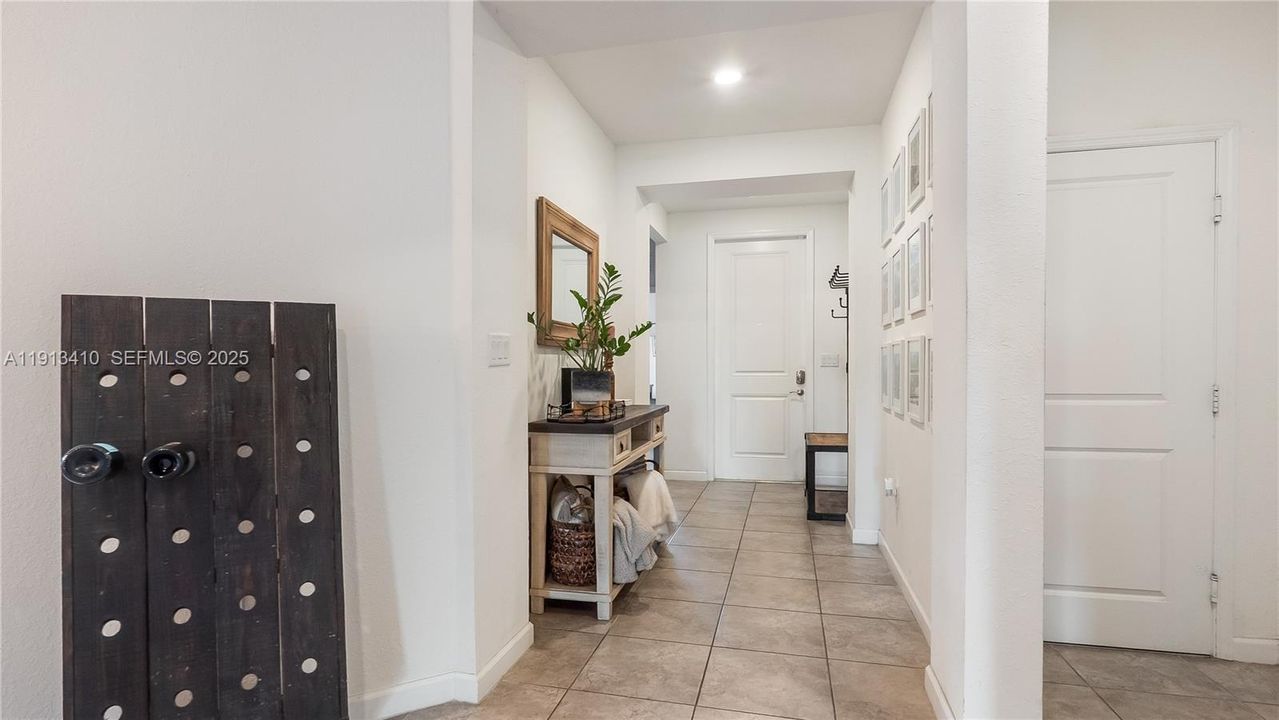 На продажу: $600,000 (4 спален, 3 ванн, 2045 Квадратных фут)