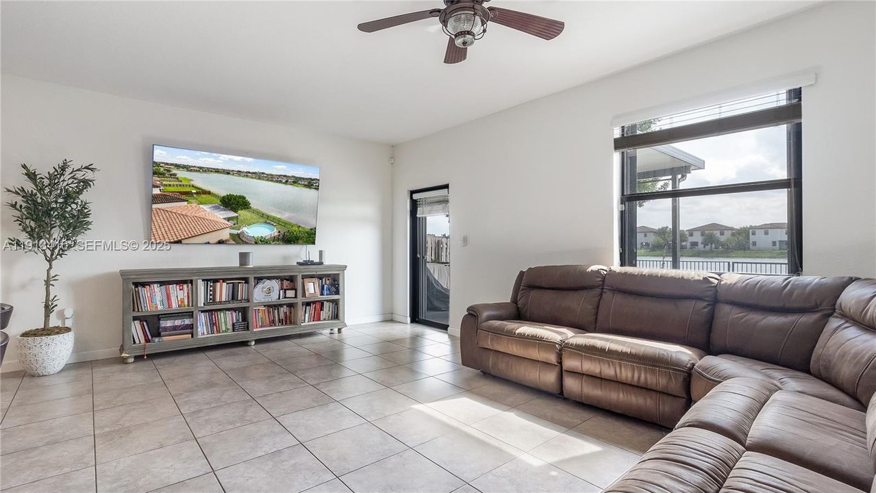 На продажу: $600,000 (4 спален, 3 ванн, 2045 Квадратных фут)