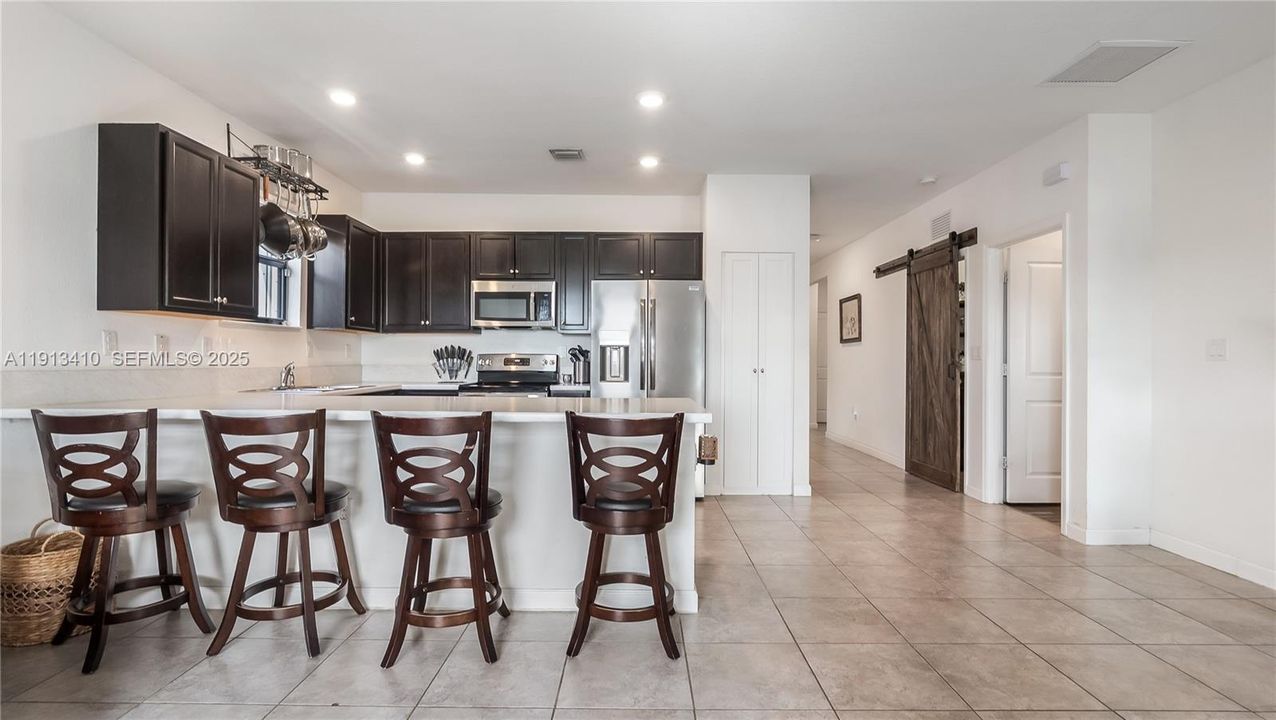 На продажу: $600,000 (4 спален, 3 ванн, 2045 Квадратных фут)