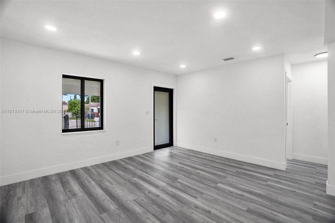 待售: $645,000 (4 贝兹, 2 浴室, 1530 平方英尺)