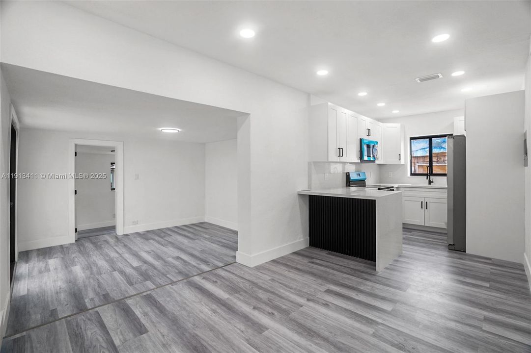 待售: $645,000 (4 贝兹, 2 浴室, 1530 平方英尺)