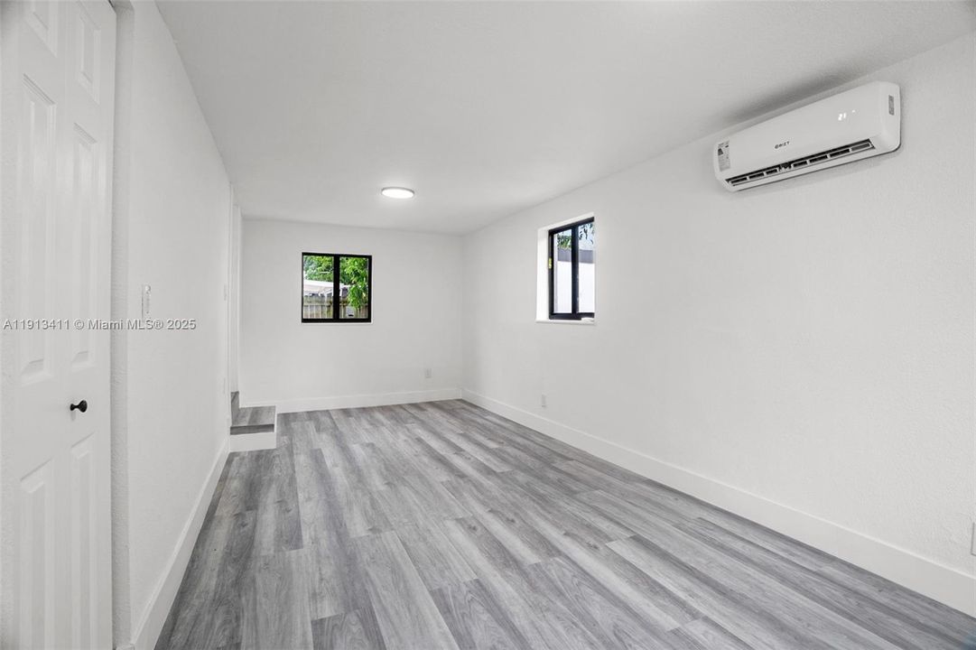 待售: $645,000 (4 贝兹, 2 浴室, 1530 平方英尺)