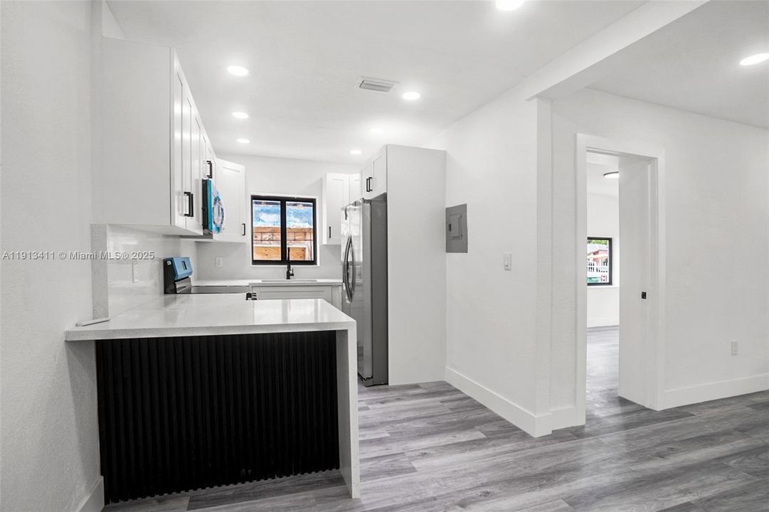 待售: $645,000 (4 贝兹, 2 浴室, 1530 平方英尺)