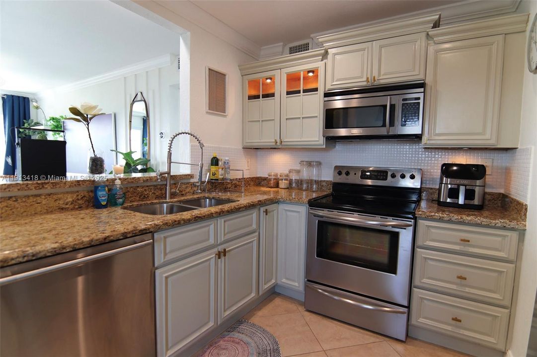 待售: $325,000 (1 贝兹, 1 浴室, 671 平方英尺)