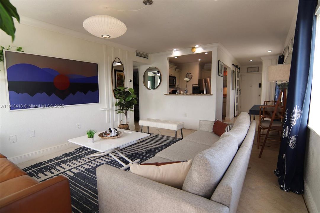 待售: $325,000 (1 贝兹, 1 浴室, 671 平方英尺)