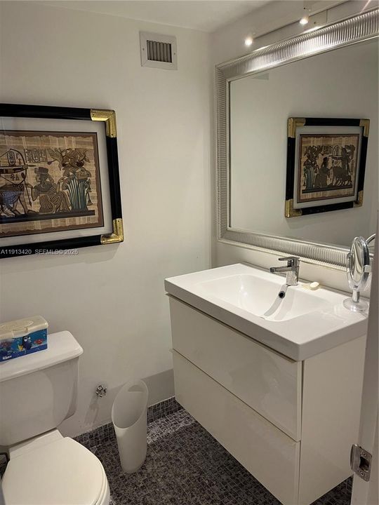 Active With Contract: $1,950 (1 beds, 1 baths, 864 Square Feet)