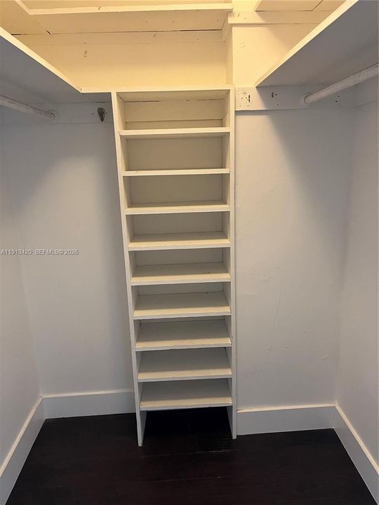 Active With Contract: $1,950 (1 beds, 1 baths, 864 Square Feet)