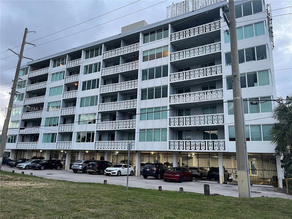 Active With Contract: $1,950 (1 beds, 1 baths, 864 Square Feet)